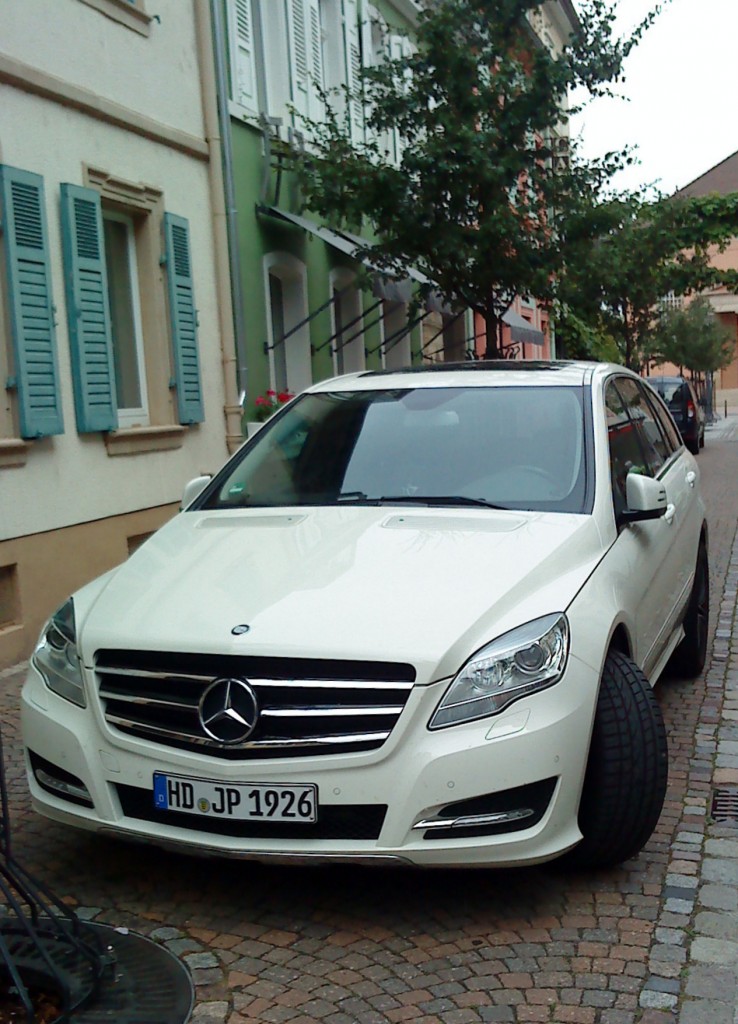 SUV Mercedes-Benz R 350 in der Innenstadt von Bad Drkheim am 22.08.2013