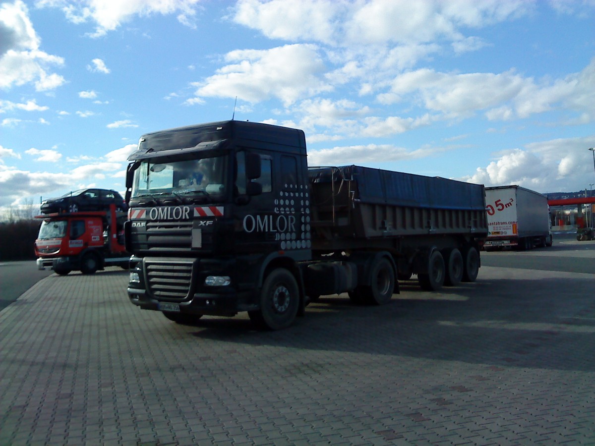 SZM DAF XF mit Kipper der Firma Omlor gesehen auf dem Autohof in Grnstadt am 18.02.2014