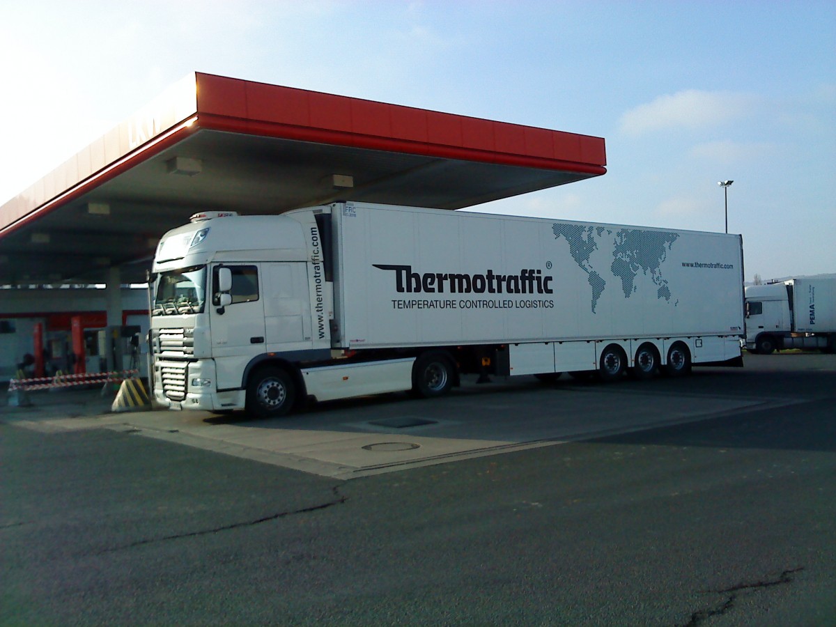 SZM DAF XF mit Khlkofferauflieger der Spedition Thermotraffic beim Tanken auf dem Autohof in Grnstadt am 03.12.2013