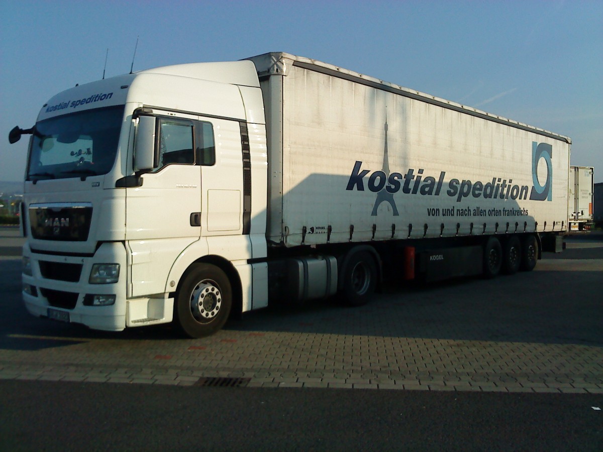 SZM MAN TGX 18.440 mit Pritsche-Planen-Auflieger der Spedition Kostial gesehen auf dem Autohof in Grnstadt am 30.04.2014