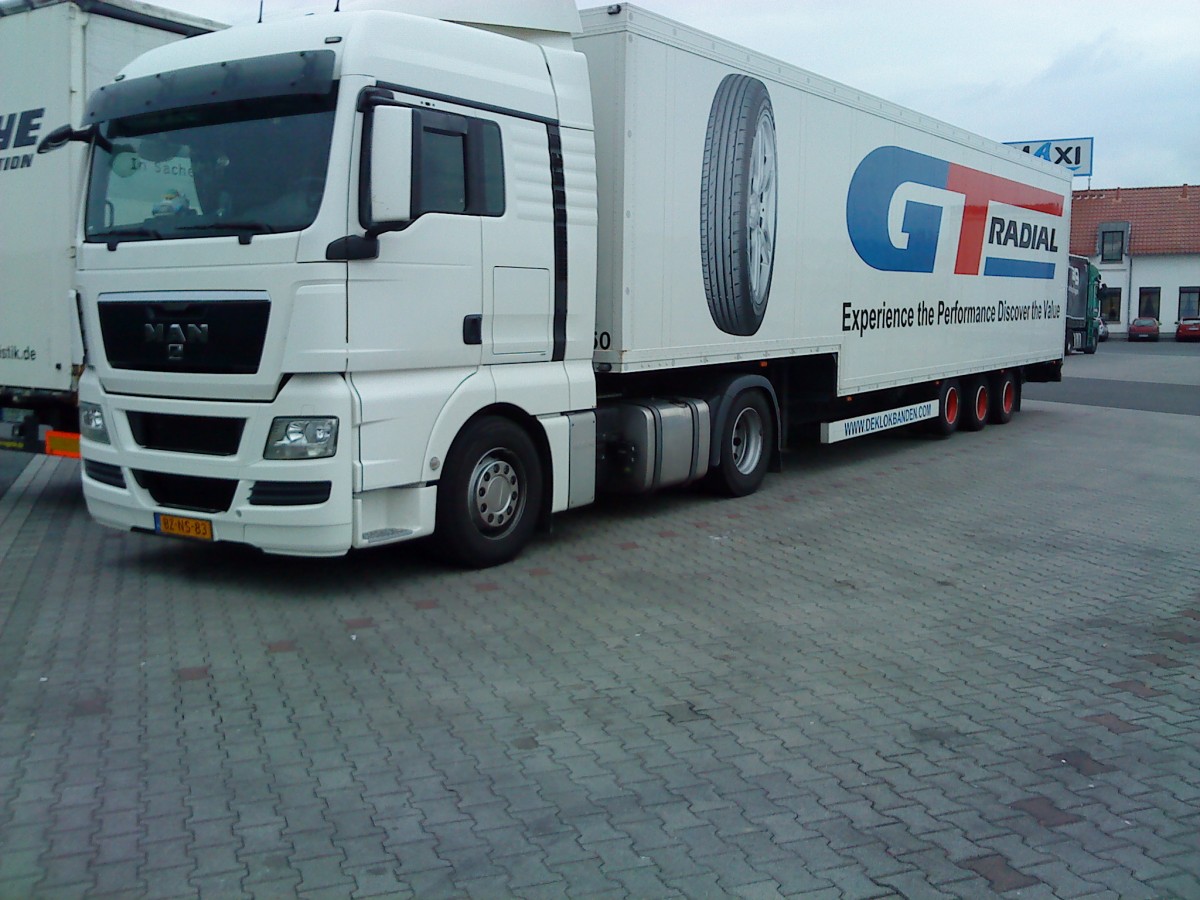 SZM MAN TGX 18.440 mit Groraum-Kofferauflieger auf dem Autohof in Grnstadt am 15.06.2014