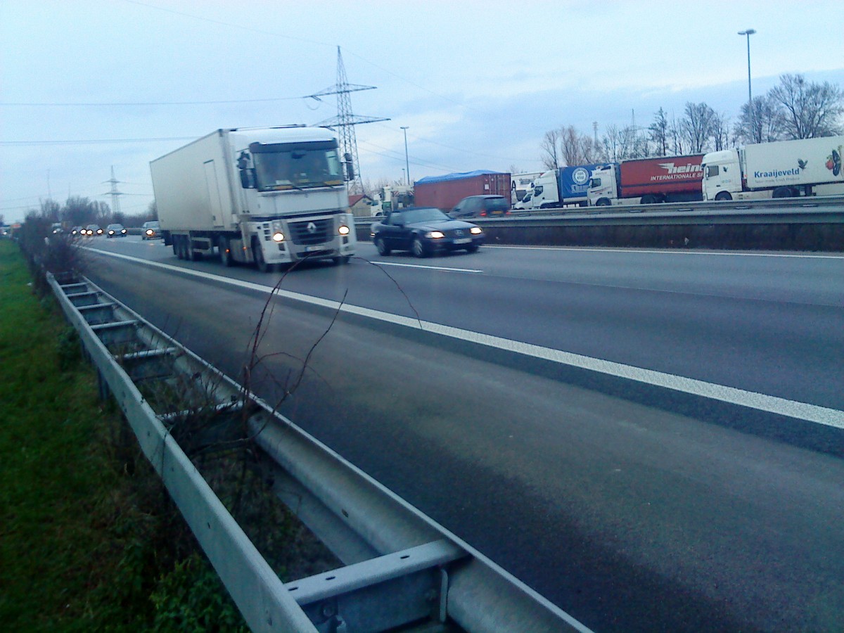 SZM Renault Magnum mit Khlkoffer-Auflieger gesehen auf der A 61, Hhe Raststtte Dannstadt, am 15.01.2014