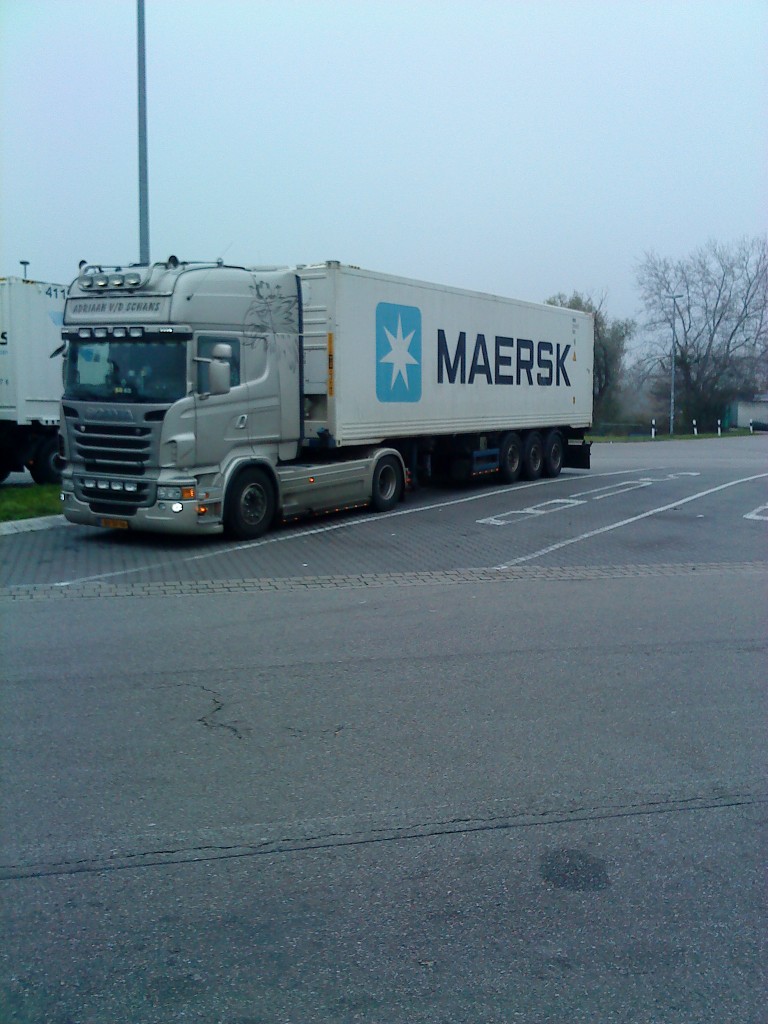 SZM SCANIA mit Container-Auflieger der MAERSK Schifffahrtslinie auf dem Rasthof in Dannstadt am 19.11.2013