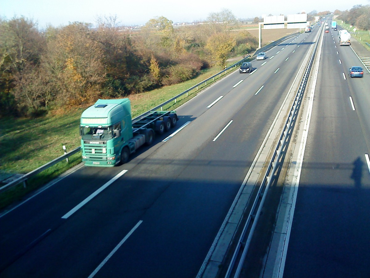 SZM SCANIA mit Containerauflieger unterwegs auf der B9 bei LU-Oggersheim am 26.11.2013