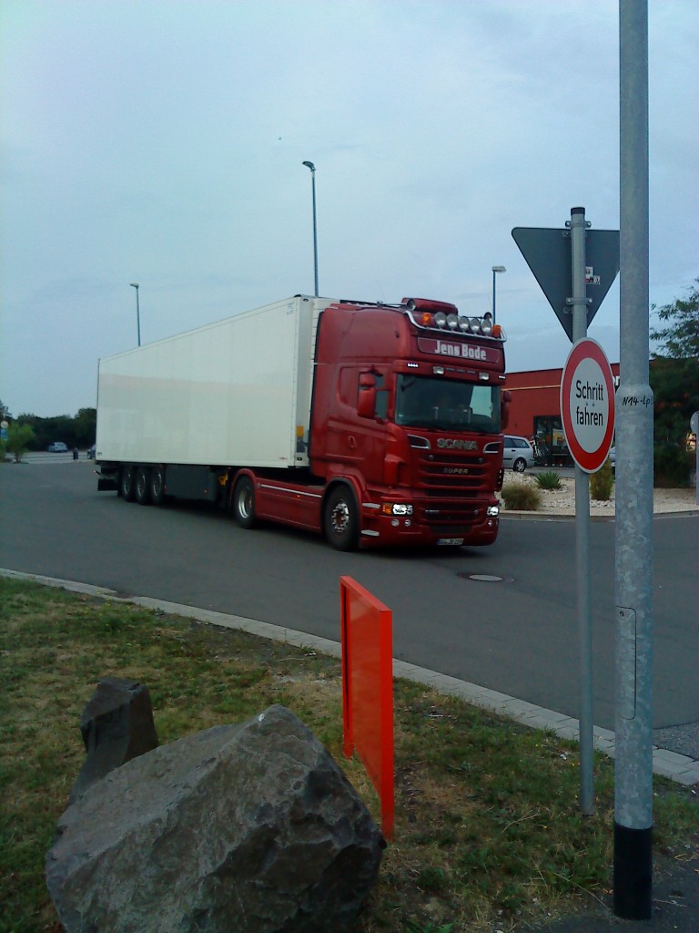 SZM Scania R 420 mit Khlkofferauflieger auf dem Weg zum Autohof in Grnstadt am 20.08.2013