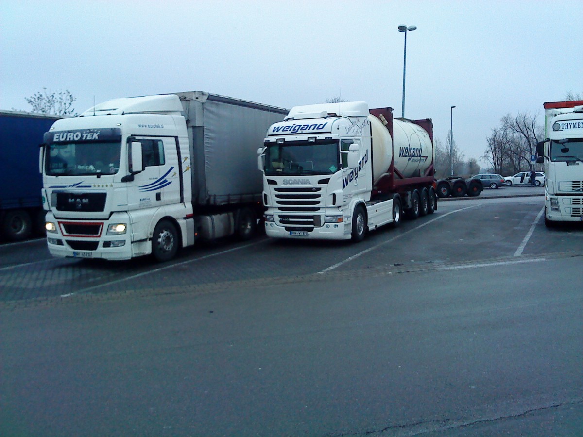 SZM SCANIA R 420 mit Tankcontainer-Auflieger der Spedition Weigand gesehen auf dem Parkplatz an der Raststtte Dannstadt an der A 61 am 14.01.2014