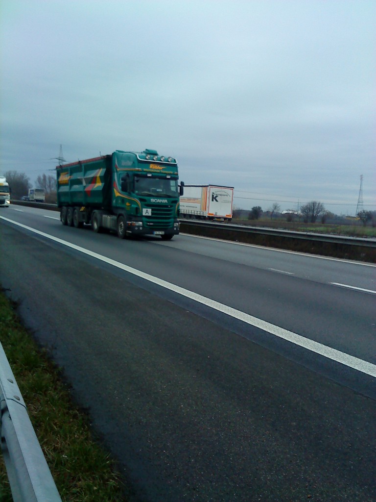 SZM SCANIA R 500 mit Kipperauflieger der Spedition Kbler Int. Transporte gesehen auf der A 61, Hhe Raststtte Dannstadt, am 16.01.2014