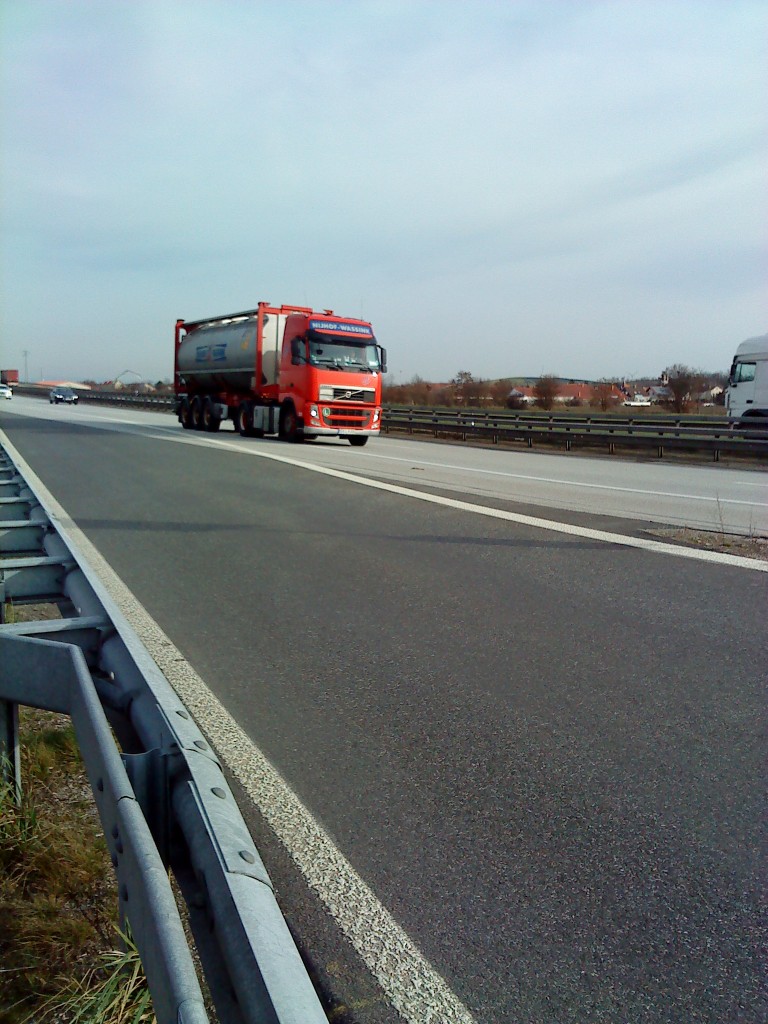 SZM Volvo FH mit Container-Pritsche beladen mit einem Tankcontainer gesehen auf der A 6 Hhe Grnstadt am 18.02.2014