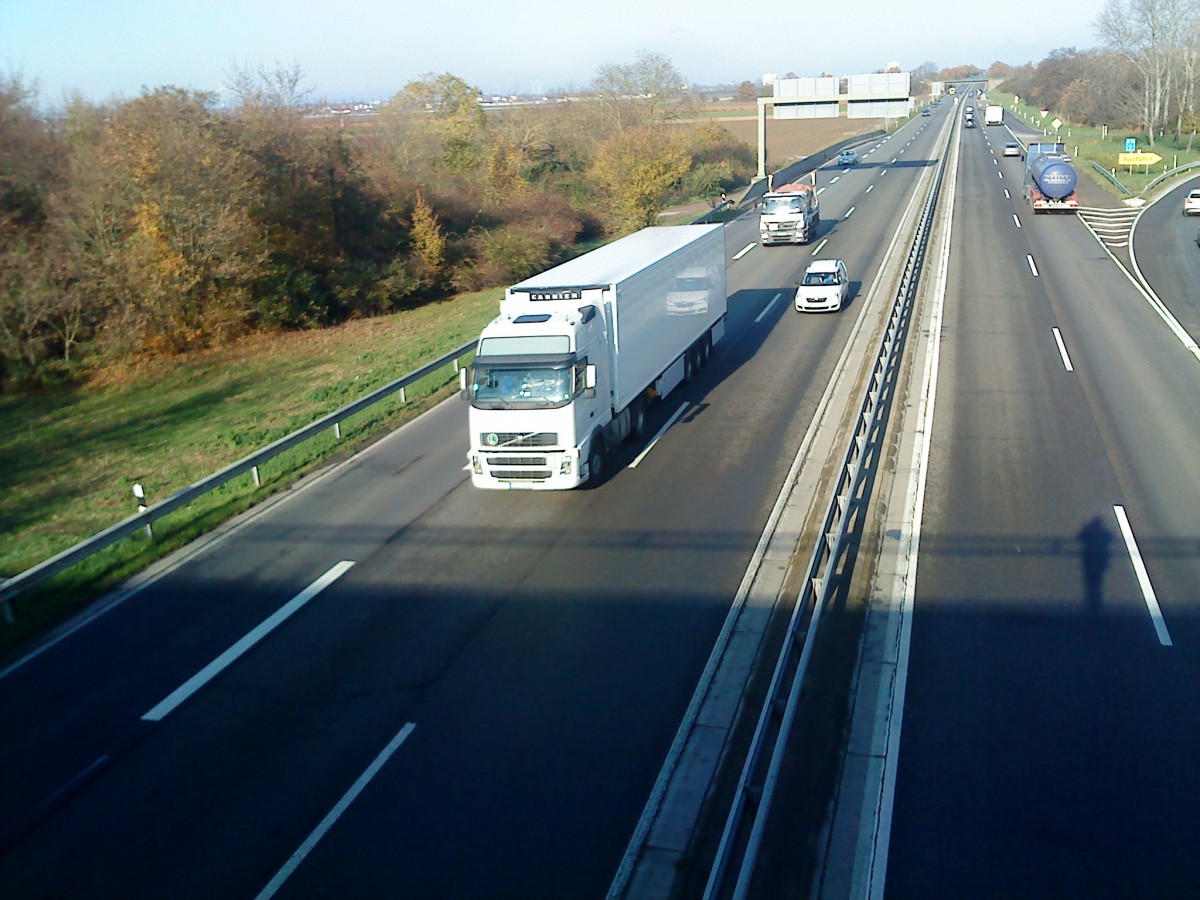 SZM Volvo FH mit Khlkofferauflieger unterwegs auf der B 9 bei LU-Oggersheim am 27.11.2013