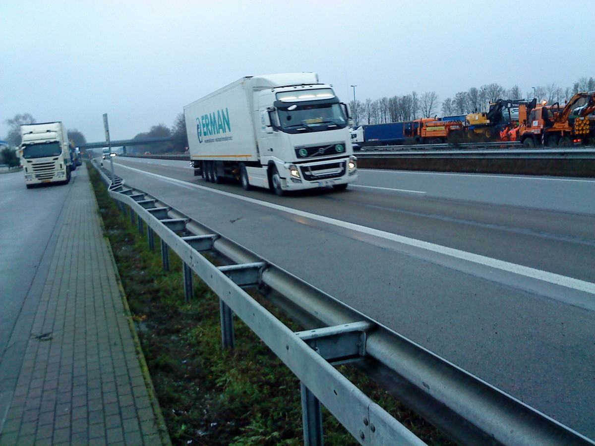SZM Volvo FH mit Khlkofferauflieger der Spedition Erman gesehen auf der A 61 an der Raststtte Dannstadt am 14.01.2014