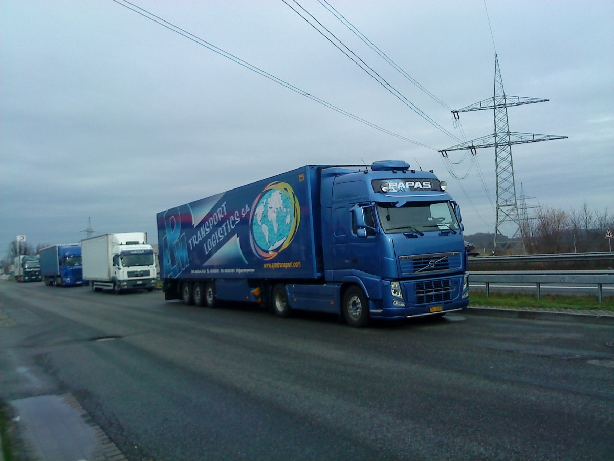 SZM Volvo FH mit Khlkofferauflieger der Spedition APM Transport logistics SA gesehen auf dem Parkplatz der Raststtte Dannstandt an der A 61 am 16.01.2014
