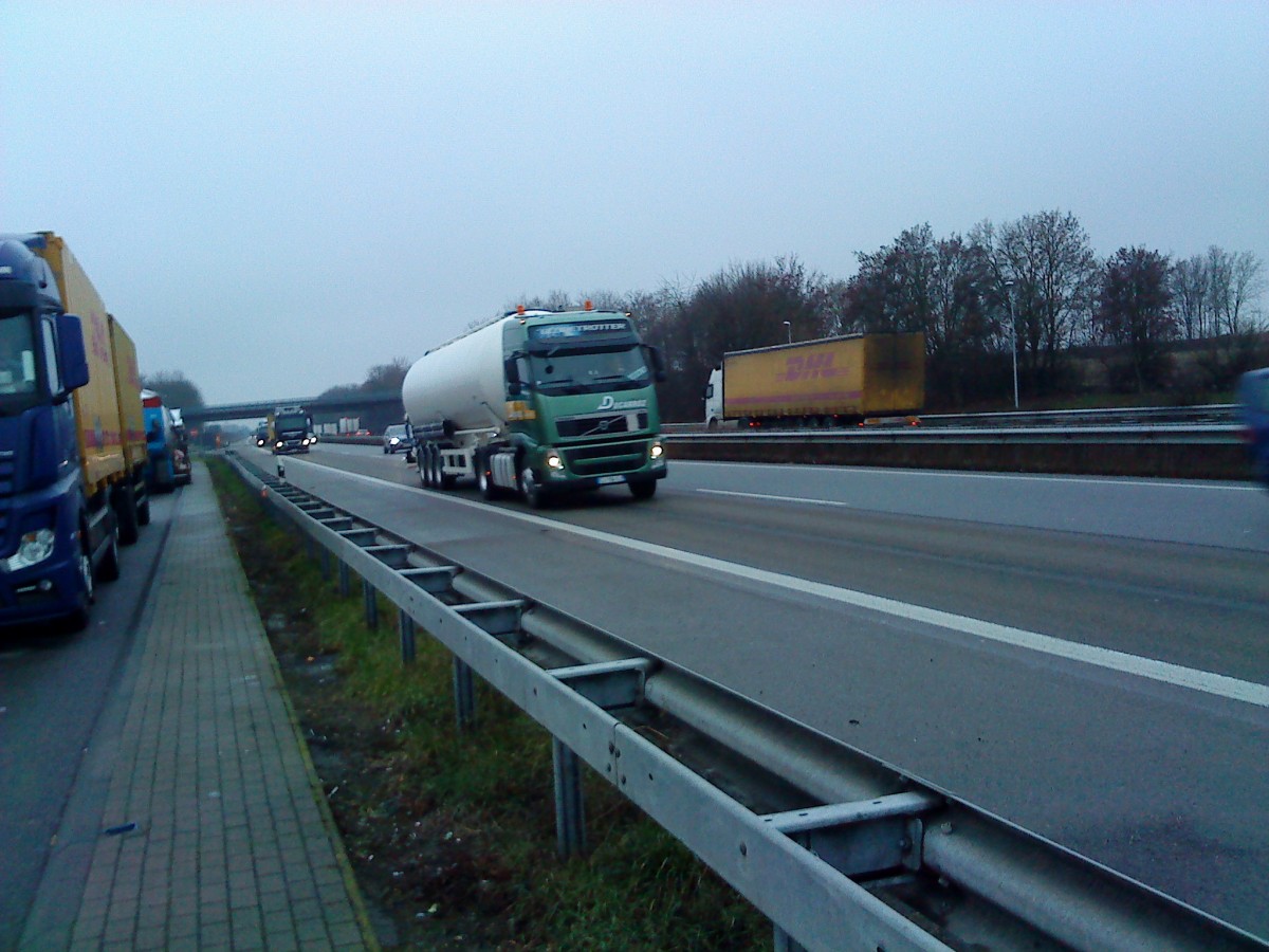 SZM Volvo Globetrotter mit Tankauflieger gesehen auf der A61 Hhe Raststtte Dannstadt am 14.01.2014