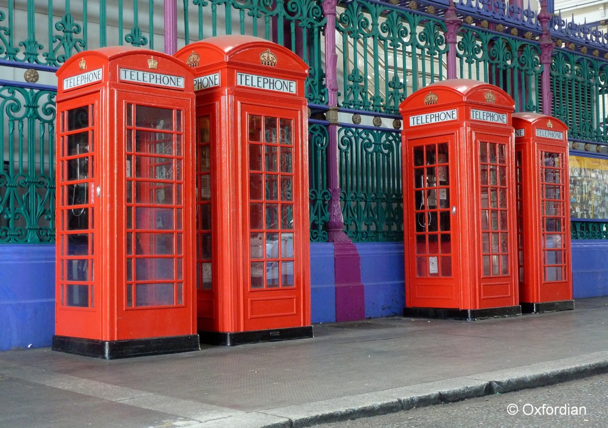 Telefonzellen am Smithfield Market in London.