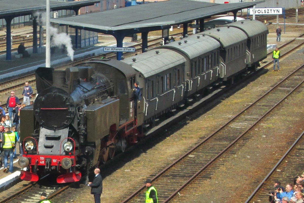 TKt48-191 steht mit ein aus Wroclaw kommender Sonderzug am 30 April 2016 in Wolsztyn.