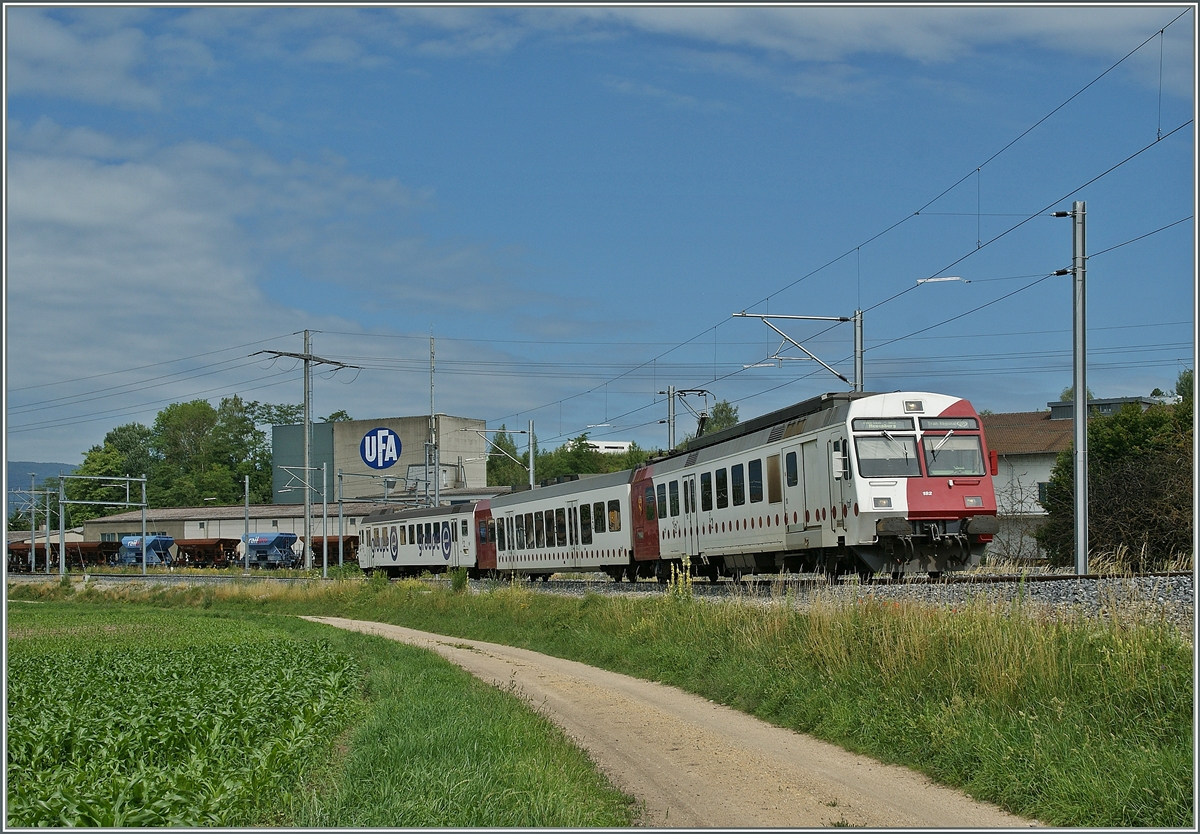 TPF Regionalzug auf dem Weg nach Fribourg kurz nach Ins. 
25. Juni 2011