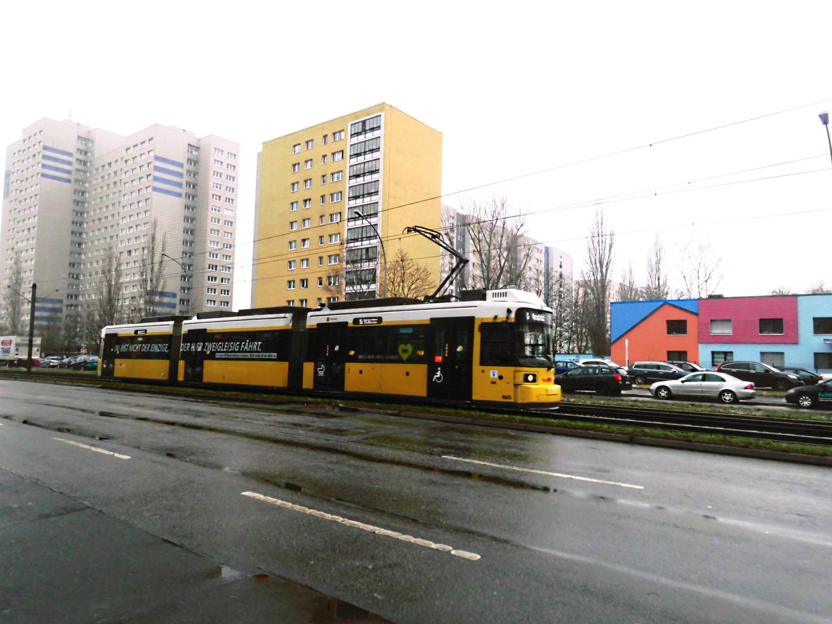 Tram de BVG kurz vor einer Haltestelle am 22.3.18