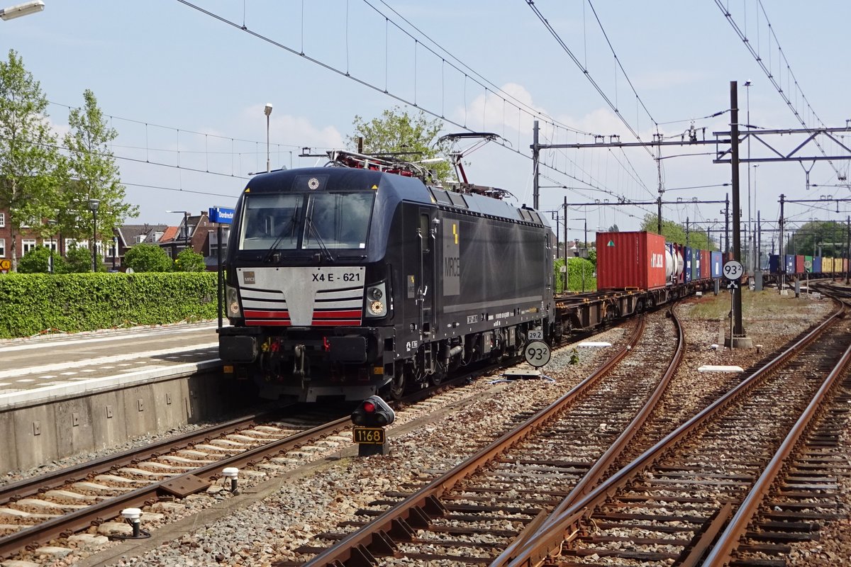 TX Log 193 621 schleppt der Linz-Shuttle durch Dordrecht am 18 Mai 2019.