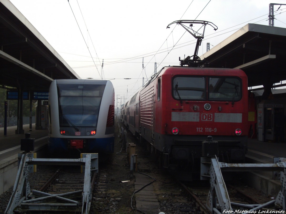 UBB GTW 2/6 mit ziwl Swinemnde Centrum (PL) & 112 116-9 als RE5 mit ziel Holzdorf (Elster) im Bahnhof Stralsund Hbf am 11.10.13