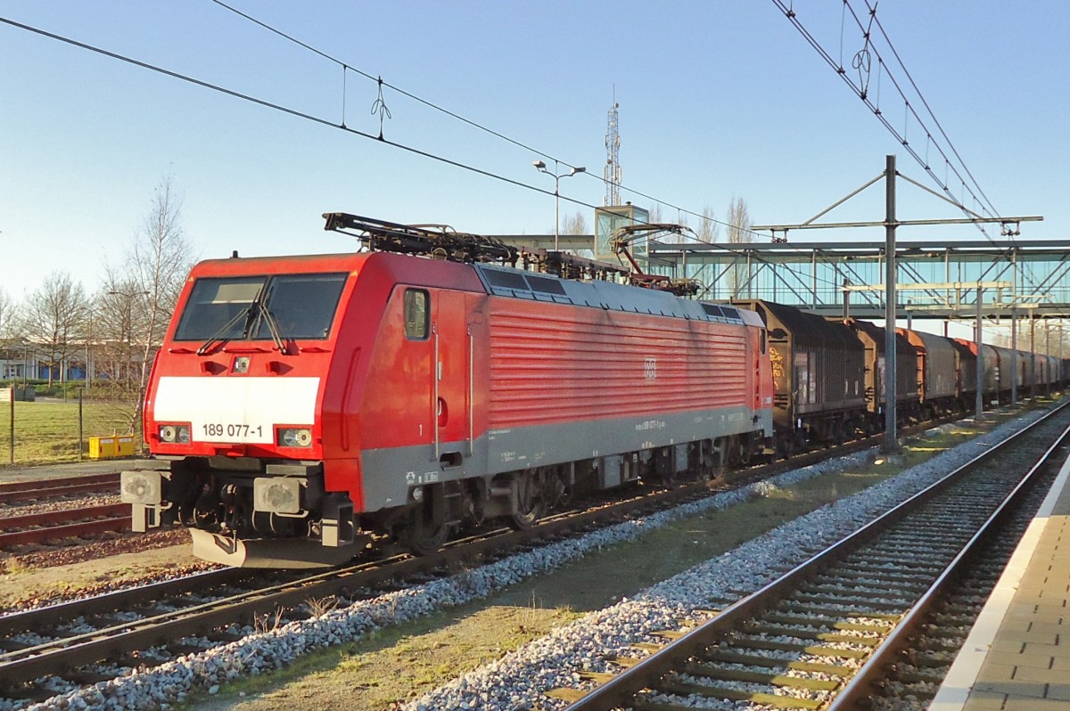 Umgeleiteter Stahlzug wird von 189 077 durch Boxtel gezogen am 6 Dezember 2014.