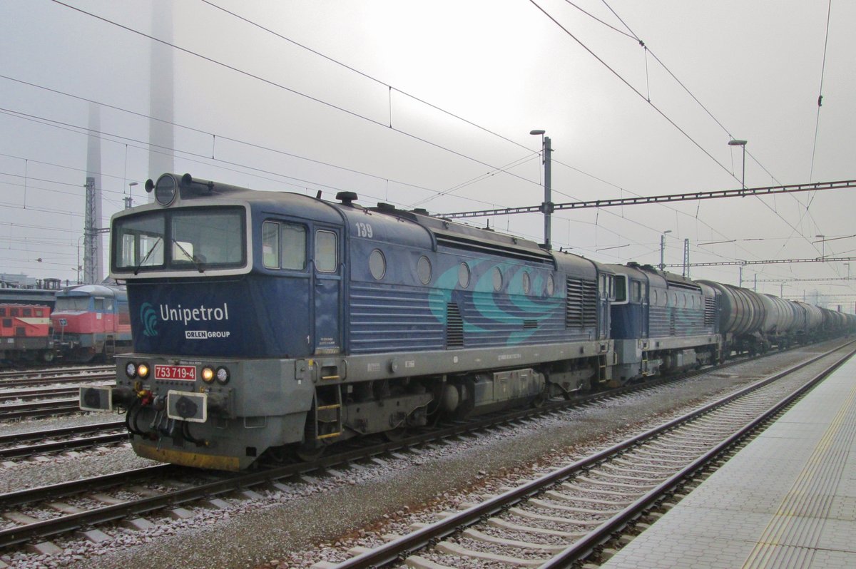 UniPetrol 753 719 zieht ein Kesselwagenzug durch Breclav am 1 Jänner 2017.