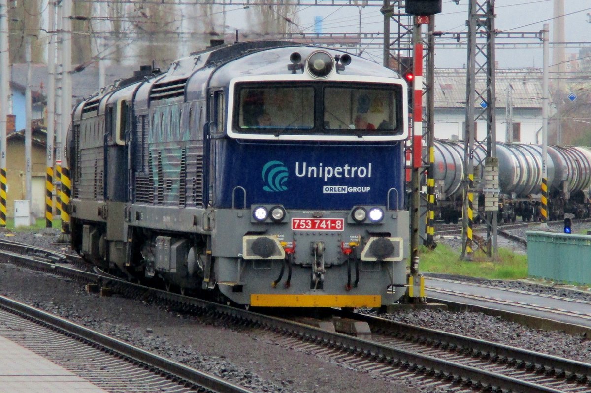 UniPetrol 753 741 dönnert mit ein Ölzug durch Decin hl.n. am 7 April 2017 und trötzt den Regen.