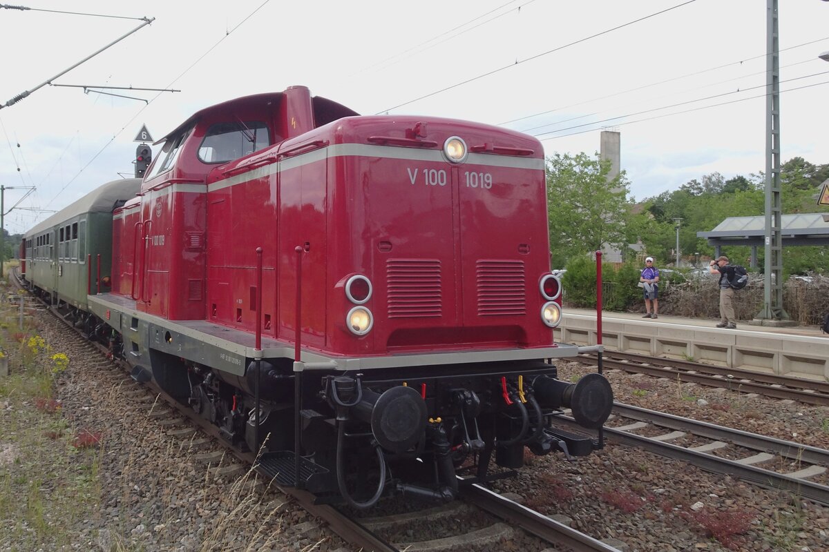 V 100 1019 steht mit ein Sonderzug am 9 Juli 2022 in Amstettem (Wrttemberg). 