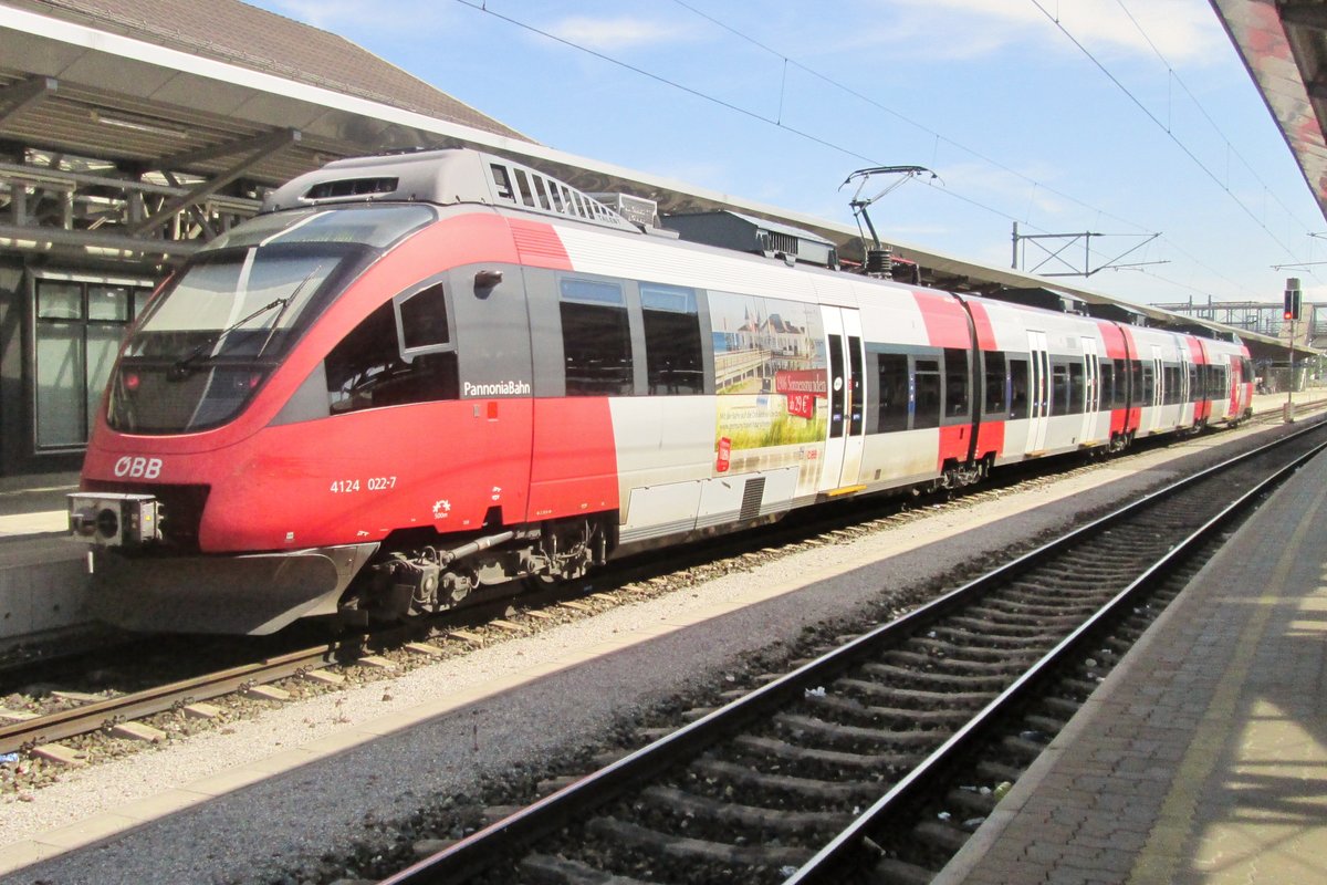 Versönung mit 4124 022 in Wiener Neustadt Hbf am 31 Mai 2015.