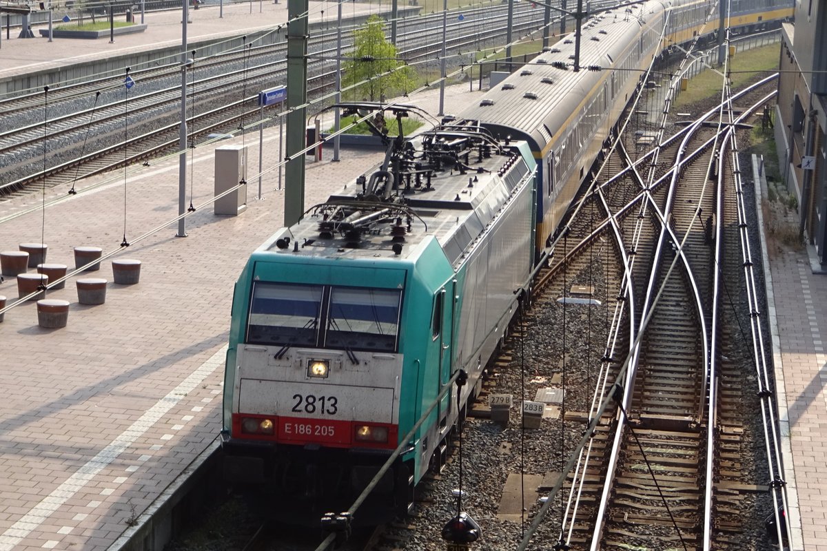 Vogelblick auf 2813 mit der IC-D in Rotterdam am 18 Mai 2019.