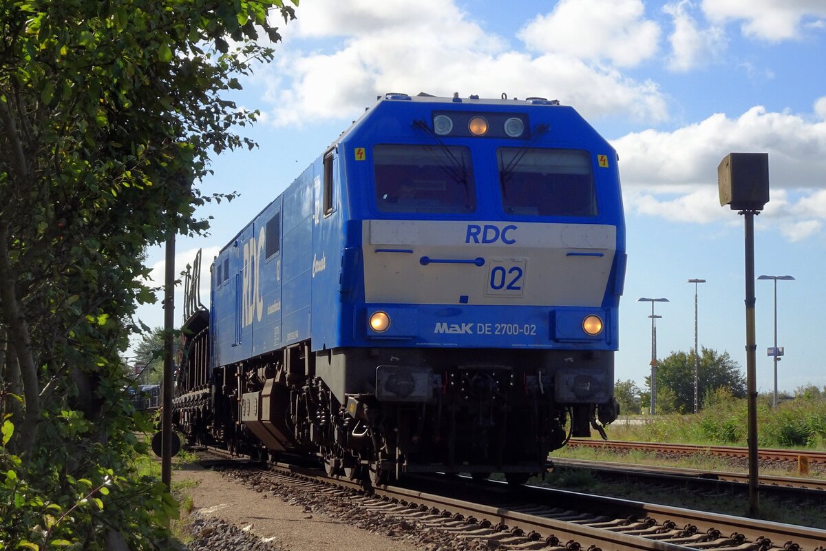 Vom Füsspfad bei der Bahnhof von Niebüll könnte am 20 September 2022 legalerweise diese Aufnahme von RDC 2700-02 gemacht werden.