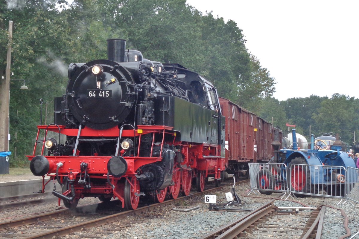 VSM 64 415 steht mit ein Fotoguterzug am 2 September 2018 in Loenen.