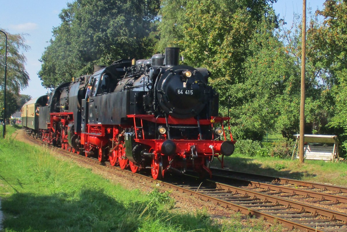 VSM 64 415 zieht ein Dampfpendel ins VSM-Bw Beekbergen ein am 2 September 2018.