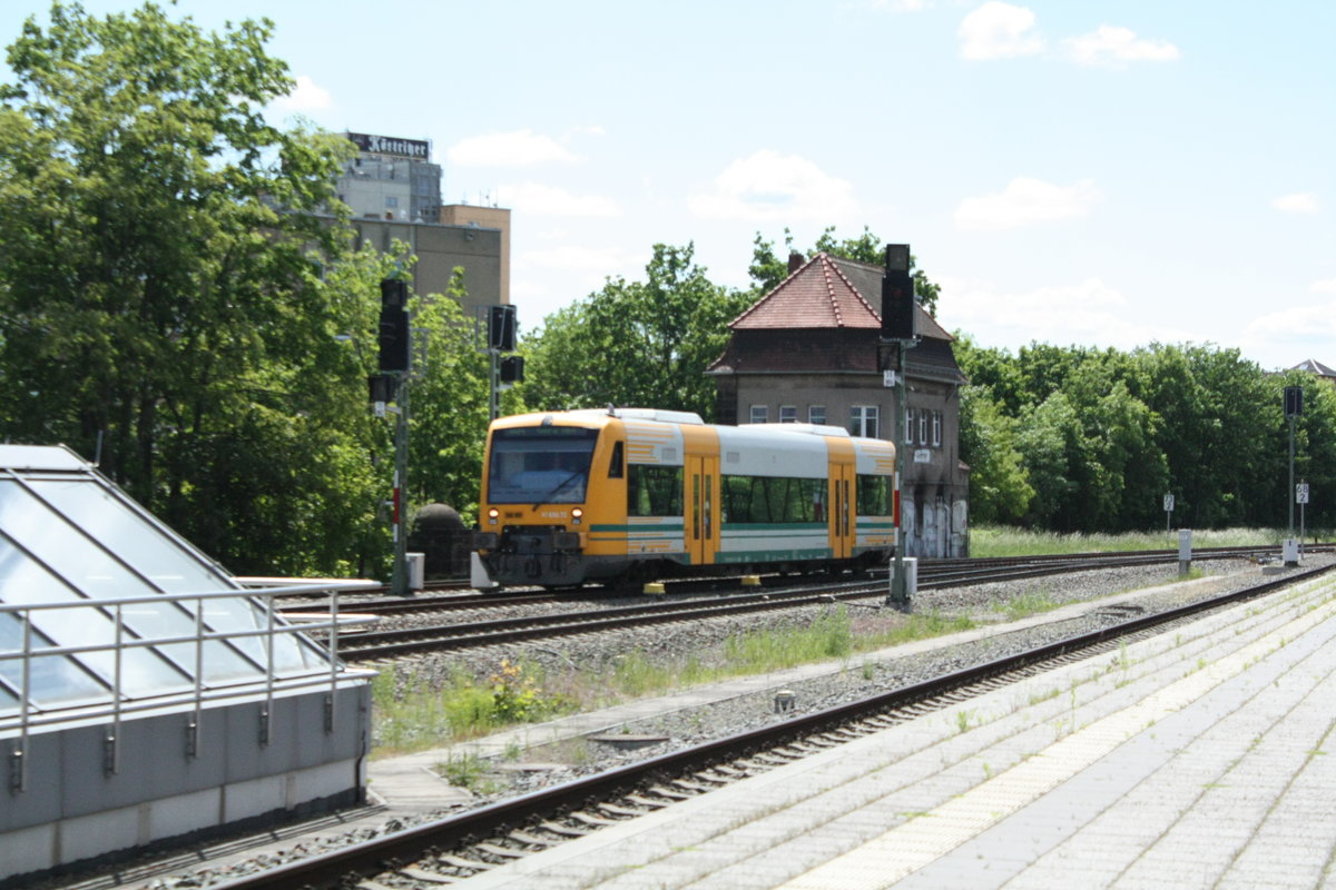 VT 650.72 der Vogtlandbahn fhrt als RB4 von Weischlitz kommend in den Bahnhof Gera Hbf ein am 29.5.20