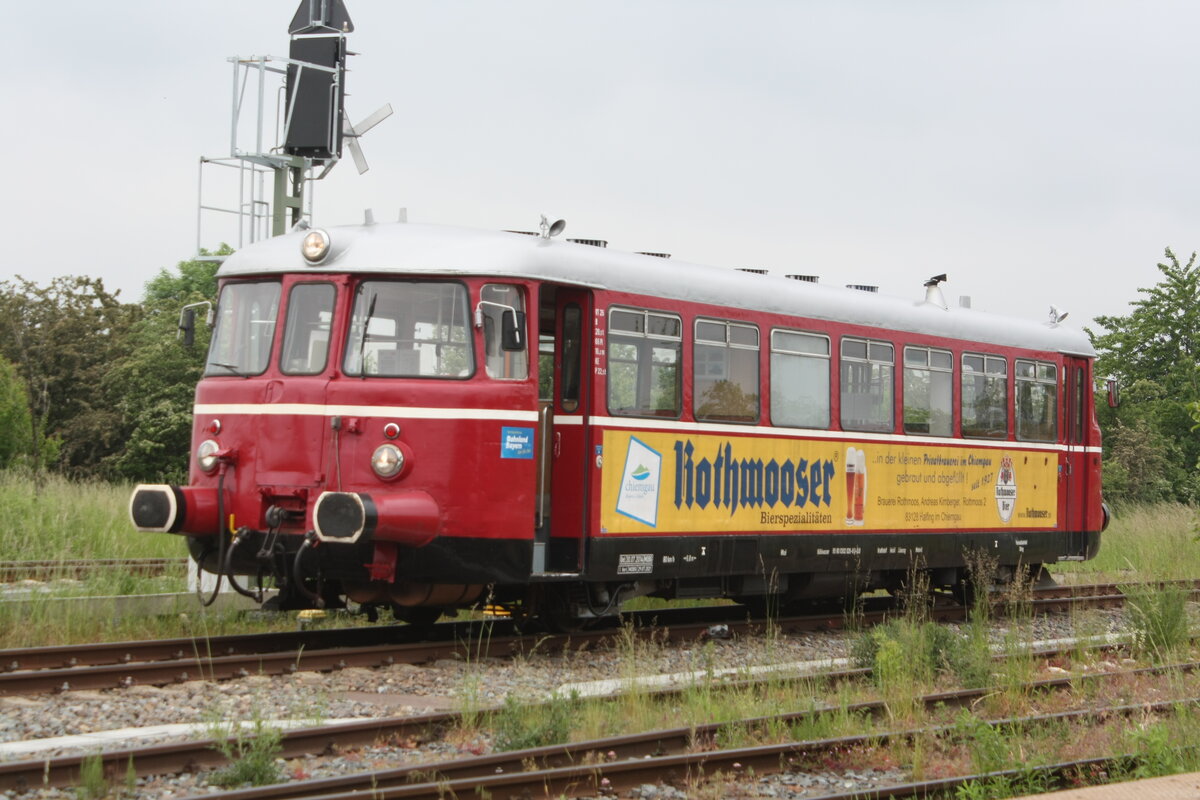 VT26 (302 026) der Chiemgauer Lokalbahn auf Rangierfahrt zur MaLoWa in Klostermannsfeld am 7.6.21