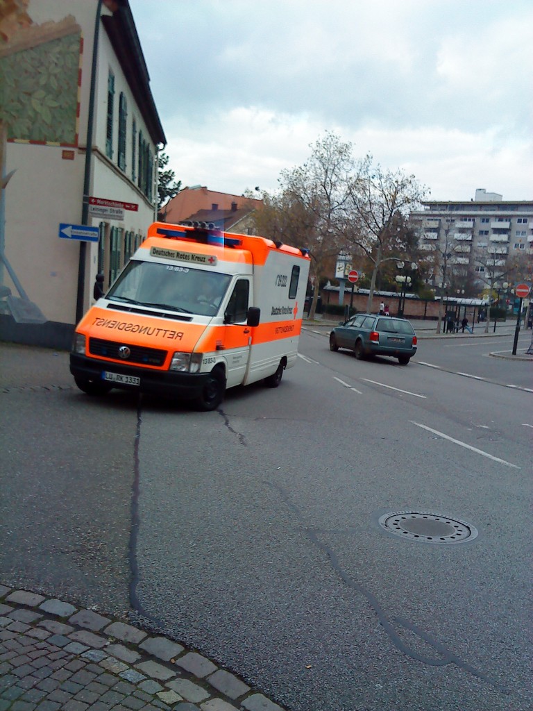 VW Rettungswagen des DRK im Einsatz in Bad Drkheim am 19.11.2013