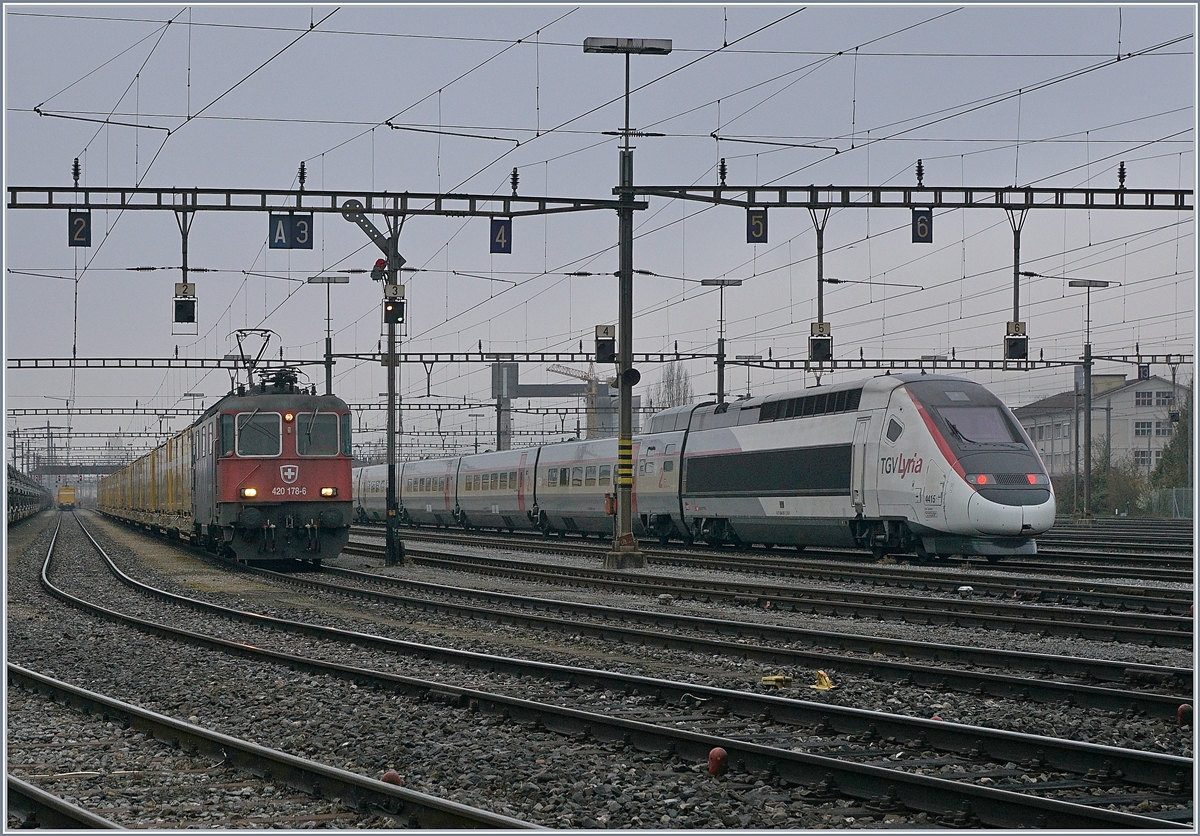 Während der TGV 4415 Lyria  im Rangierbahnhof von Biel auf seine nächsten Einsatz wartet, fährt eine SBB RE 4/4 II mit eienem Güterzug aus.

5. April 2019