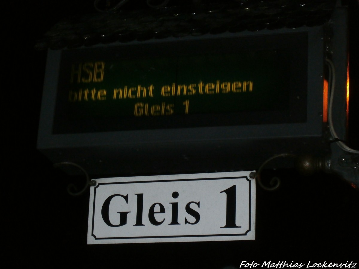 Whrend der Zeit, wo kein Zug im Bahnhof Drei Annen Hohne ist wird die Zielanzeige auf  bitte nicht einsteigen  gestellt. / Bahnhof Drei Annen Hohne am 21.12.14