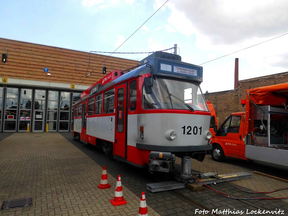 Wagen 1201 der HAVAG aufgebockt als Prsentation auf dem Betriebshof Freiimfelder Strae in Halle am 18.6.16
