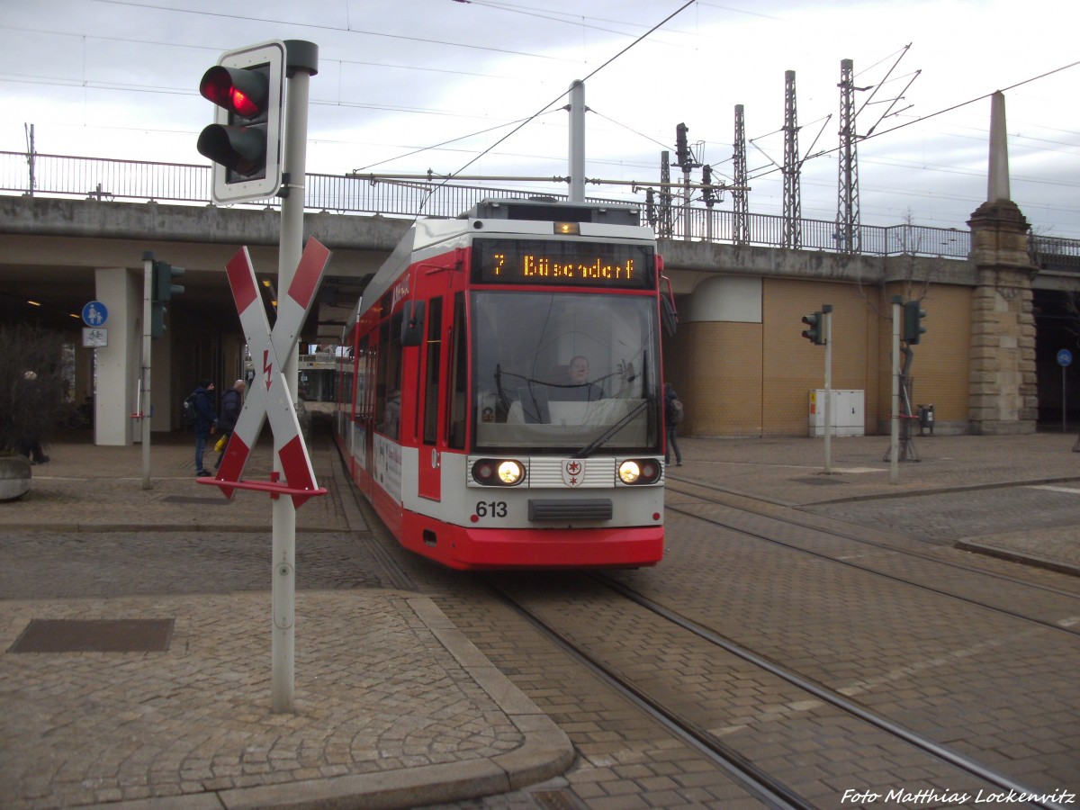 Wagen 613 der HAVAG als Linie 7 mit ziel Bschdorf bei der Ausfahrt aus der Haltestelle Hauptbahnhof am 15.2.14