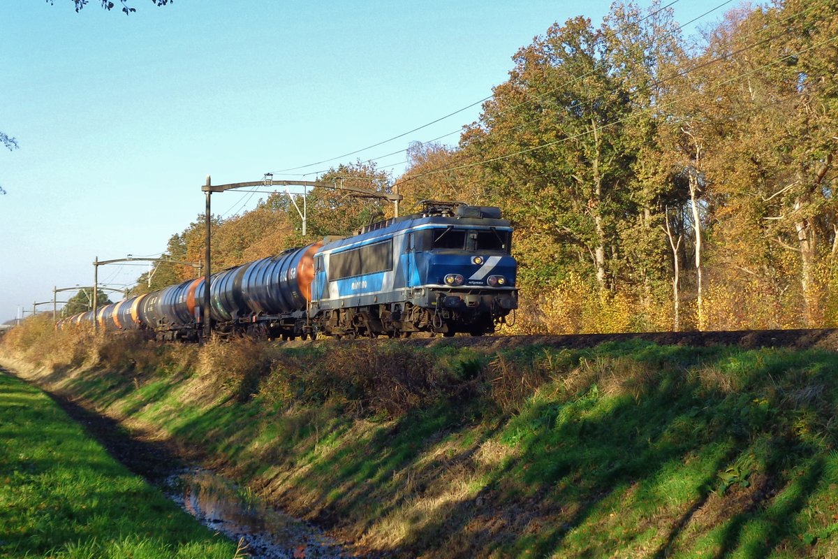 Wascosa-Kesselwagenzug mit RailPromo 101001 (ex NS-1781) durchfahrt am 17 November 2018 Tilburg Oude warande.