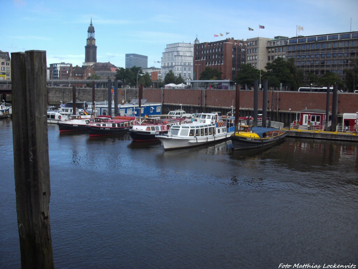 Wassertaxi´s & Kleine Ausflugsschiffe im Hafen an der Speicherstadt in Hamburg am 1.9.13