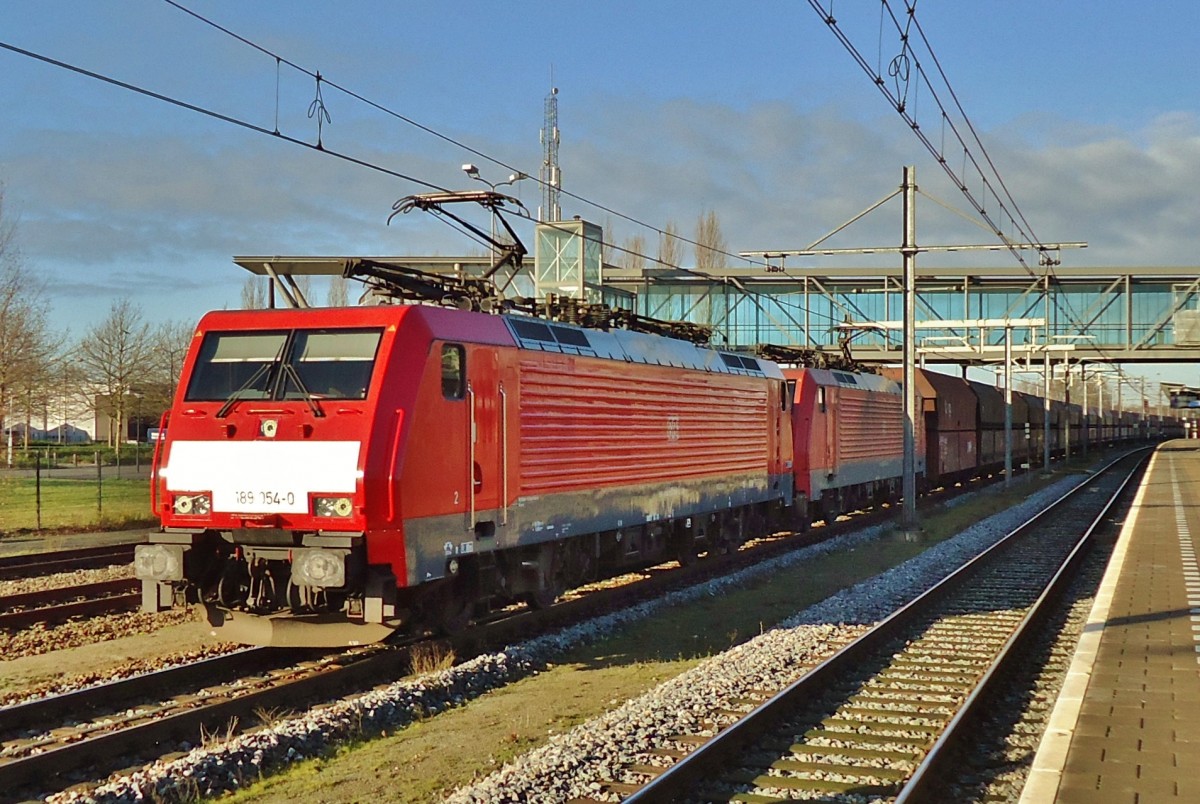 Weisspunkt-Kohlezug mit 189 054 durchfahrt am 6 Dezember 2014 Boxtel.