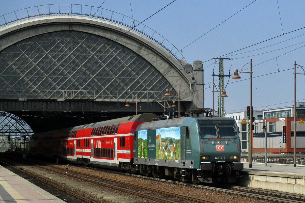 Werbe-TRAXX 146 010 verlsst Dresden Hbf am 9 April 2017.