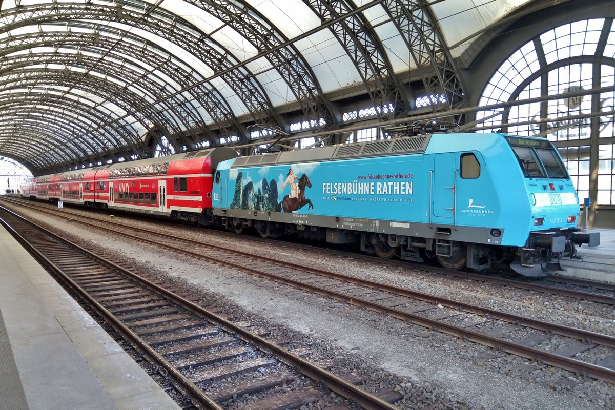 Werbelok 146 013 steht am 8 April 2018 in Dresden Hbf. 