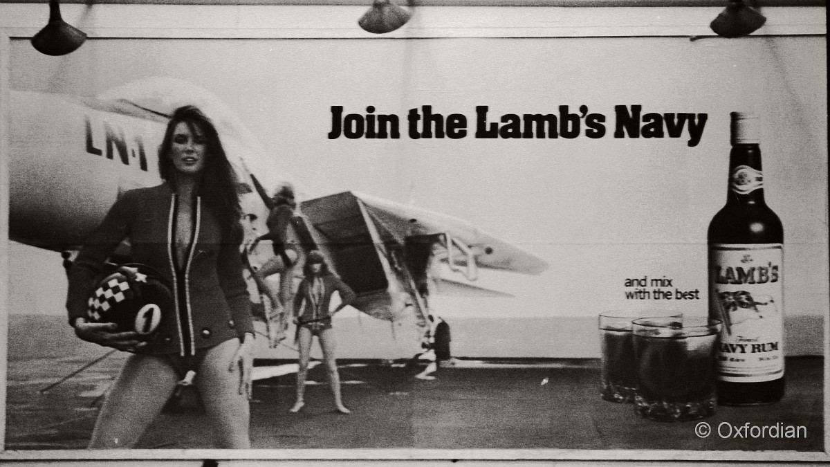 Werbung für Lamb's Navy Rum in 1977 auf einer Londoner U-Bahn-Station mit der Schauspielerin Caroline Munro.