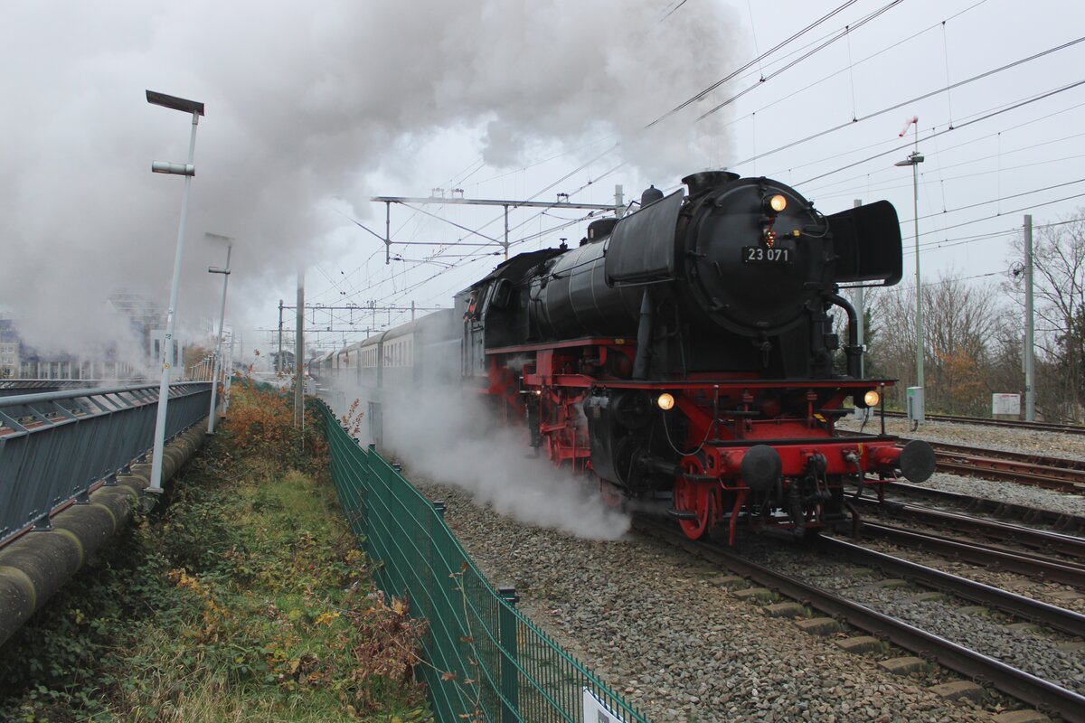 Wie jedem jahr fahrt VSM auch in 2023 einige Dampfpendelzüge zwischen Arnhem und ein andere Stadt. Diesmal wurde Nijmegen erkoren und am 16 Dezember 2023 verlasst VSM 23 071 mit der Christmas-Express Nijmegen.