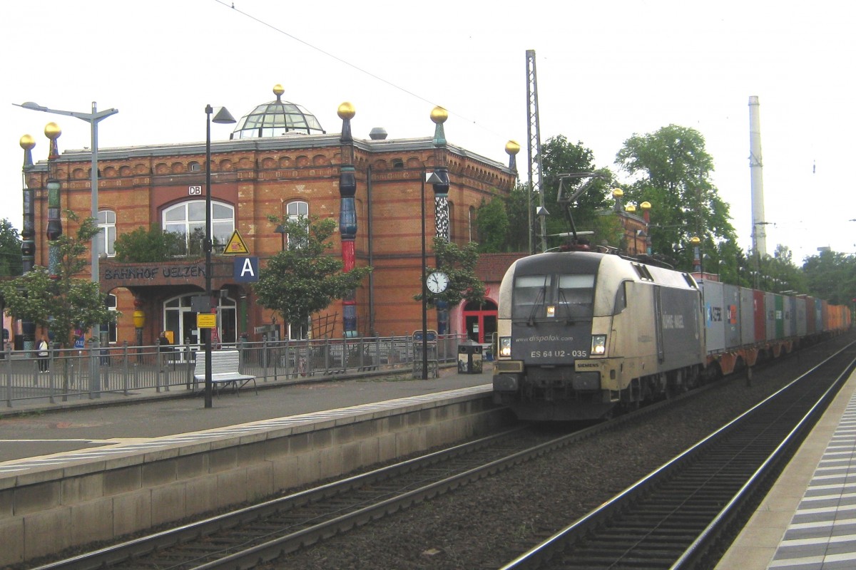 Wiener Lokalbahn U2-035 durchfahrt am 1 Juni 2012 das Hundertwasserbahnhof Uelzen.
