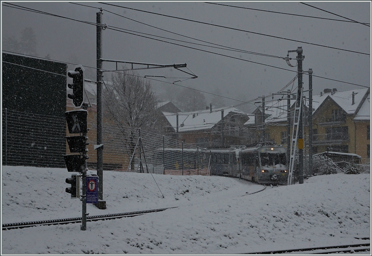 Winter in Blonay, der  Train des Etoiles  und  Astropleiades  erreichen Blonay.
12. Feb. 2016