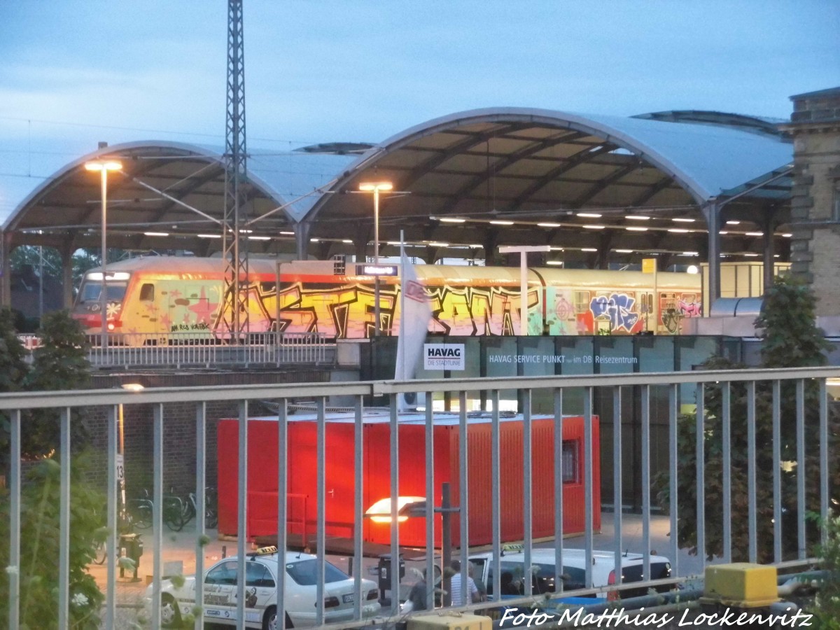 Wittenberger Steuerwagen vom RB20 Grafittisiert im Bahnhof Halle (Saale) Hbf am Morgen des 5.8.15