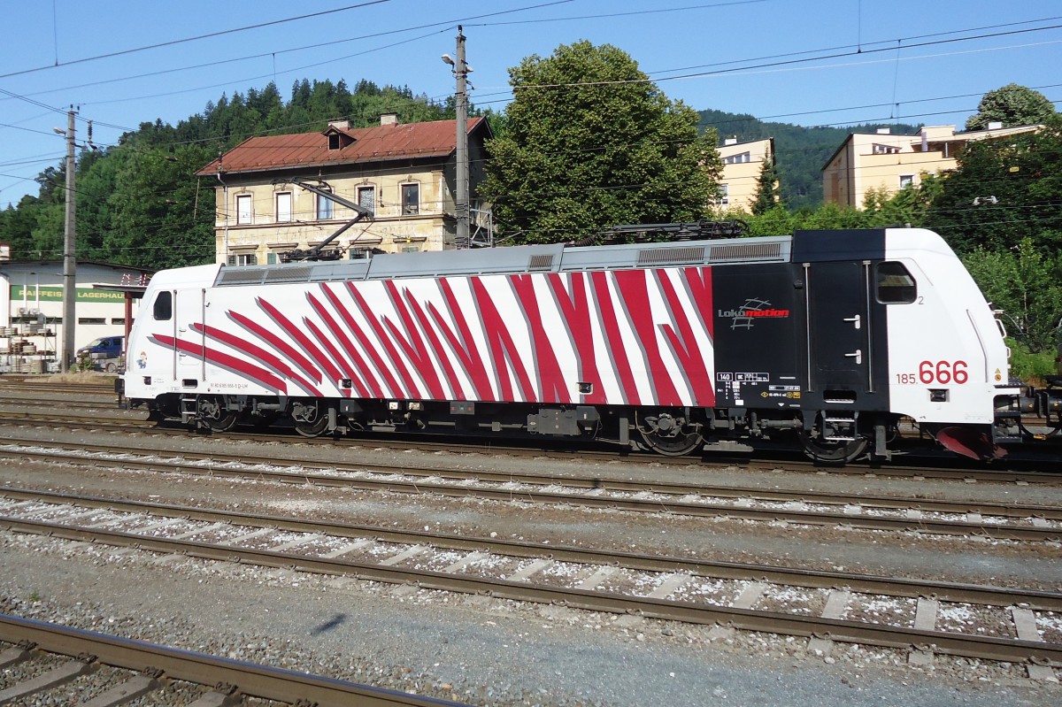 Zun Teufel! Lokomotion Tuefels-Zebra 185 666 steht am 26 Mai 2012 in Kufstein.