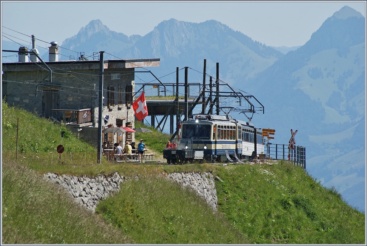 Zwei Bhe 3/8 der Rocheres-de-Naye Bahn auf dem Weg zum Gipfel beim Halt in Jaman.